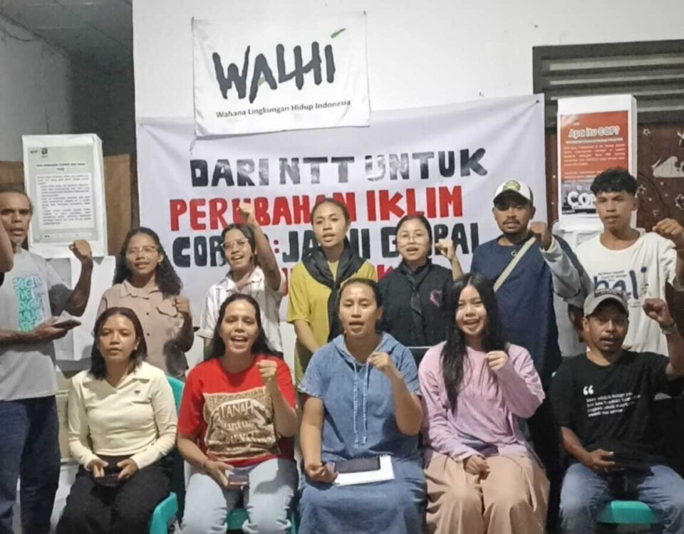 Ket foto: Pembacaan Deklarasi Oleh Aliansi Masyarakat Sipil Untuk Keadilan Iklim di NTT Merespon COP 30 di Belem,Brazil. (Dok. Media Walhi NTT)