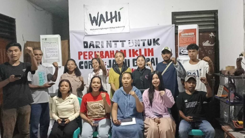 Ket foto: Pembacaan Deklarasi Oleh Aliansi Masyarakat Sipil Untuk Keadilan Iklim di NTT Merespon COP 30 di Belem,Brazil. (Dok. Media Walhi NTT)